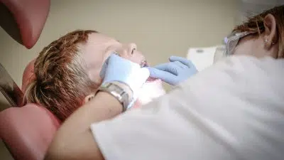 Comment bien choisir son dentiste à La Défense ?