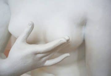 Est-ce que le piercing entre les seins fait mal ?